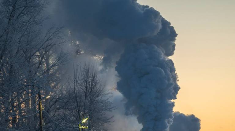 Тушить пожар на нефтебазе в Клинцах помогает специальный поезд