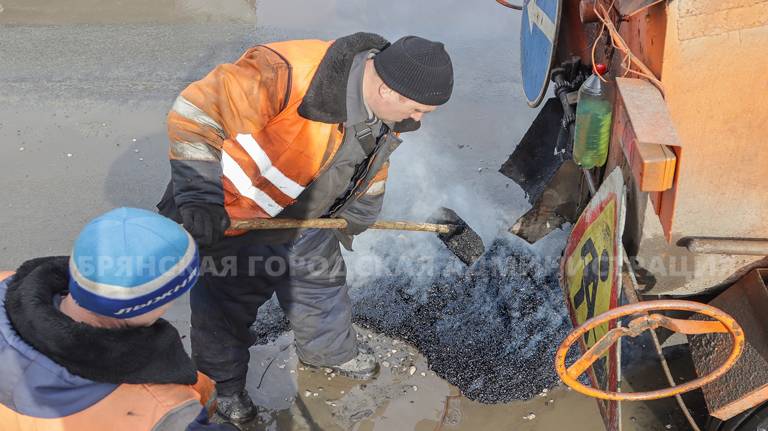 В Брянске продолжается ямочный ремонт дорог
