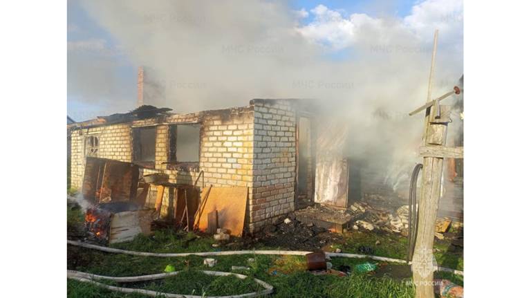 В селе Комаричского района сгорел частный жилой дом