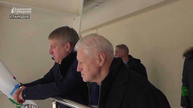 Лидер партии "Справедливая Россия -За правду" Сергей Миронов посетил хоккейный матч в Стародубе  (ВИДЕО)