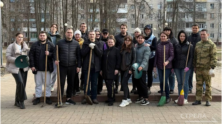 В Брянске сотрудники департамента внутренней политики привели в порядок сквер им. Гайдукова