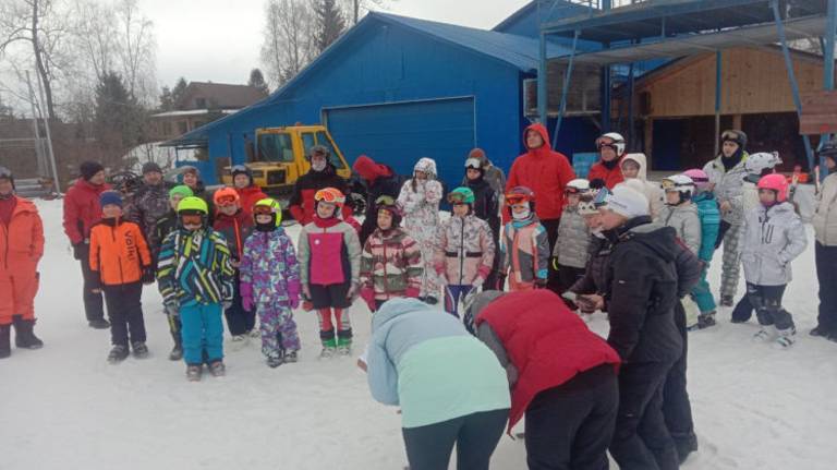 В Брянске на горнолыжных склонах прошли массовые соревнования «Папа, мама, я – спортивная семья»