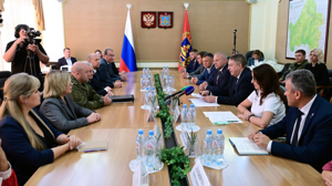 Губернатор Богомаз встретился с волонтерами и военными медиками