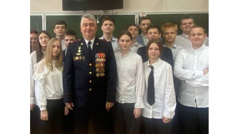 В Брянске ветераны УМВД провели урок мужества в школе №1