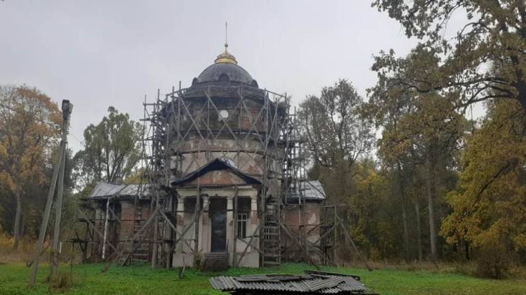 В полуразрушенном храме брянского села Новая Романовка прошла божественная литургия