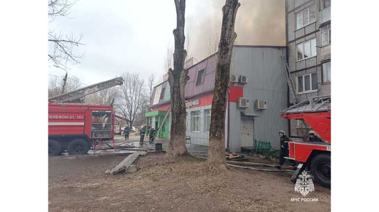 В Брянске из горящего здания с "Пятерочкой" эвакуировали 15 человек