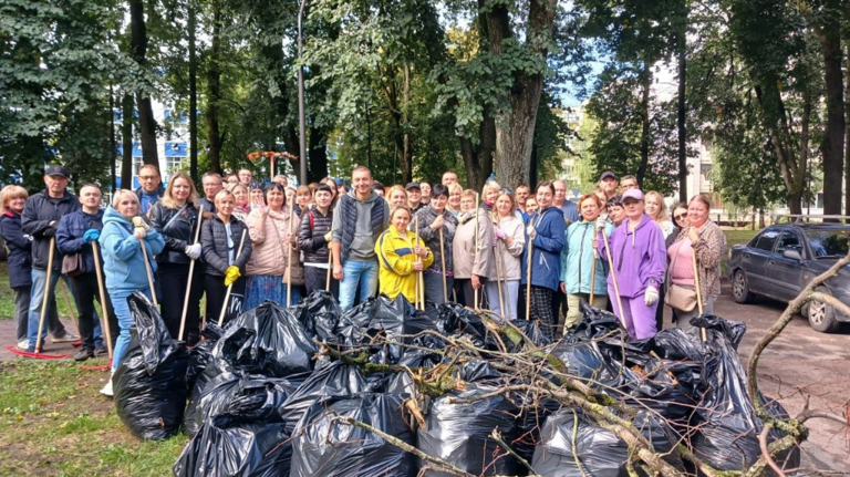 В первом общегородском субботнике в Брянске приняли участие более 3 тысяч человек