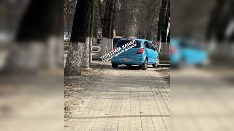 В Брянске водителя Opel оштрафовали за парковку на тротуаре