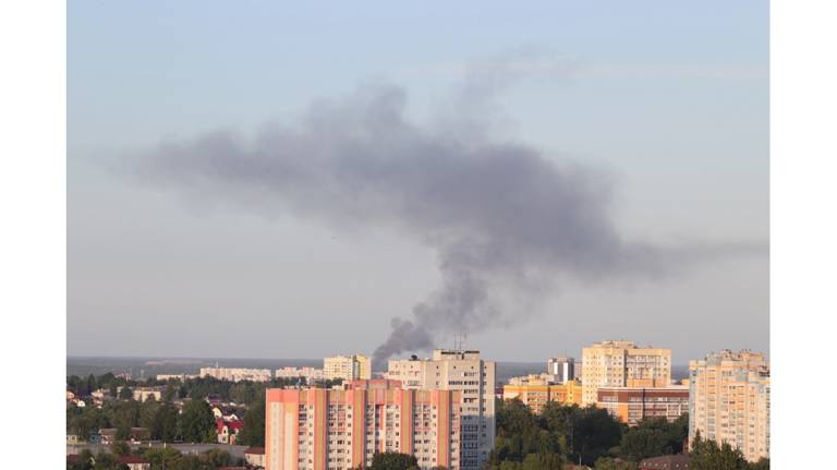 Столб черного дыма перепугал гуляющих на Кургане Бессмертия жителей Брянска