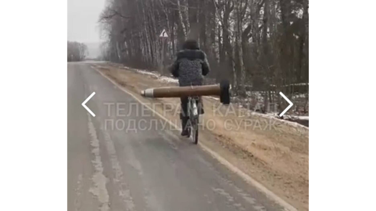 На брянской трассе заметили велосипедиста с боеприпасом на багажнике