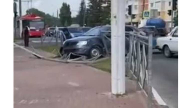 В Брянске на проспекте Станке Димитрова легковушка протаранила забор