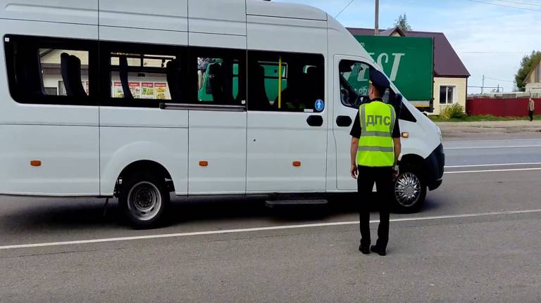 В Жуковке автоинспекторы провели сплошные проверки автобусов