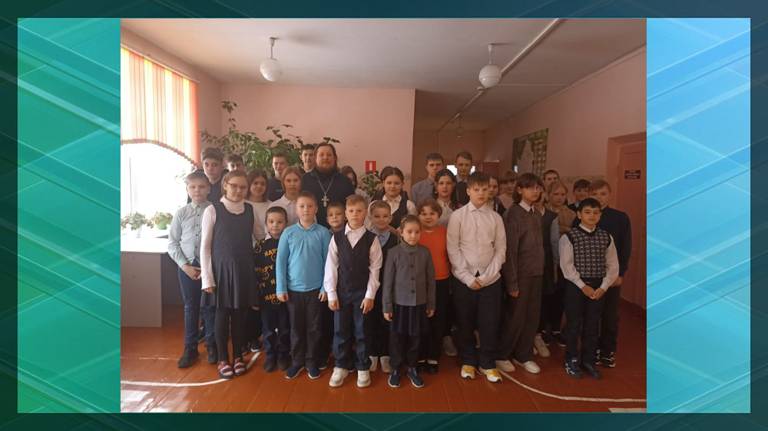 Священник встретился со школьниками брянского села Крыжино