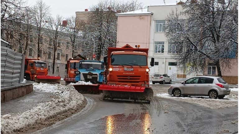 Брянские коммунальщики за сутки сменили поливочную технику на снегоуборочную