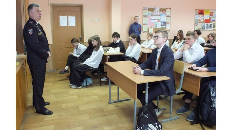 Председатель брянской ветеранской организации УМВД провел урок мужества в гимназии №7