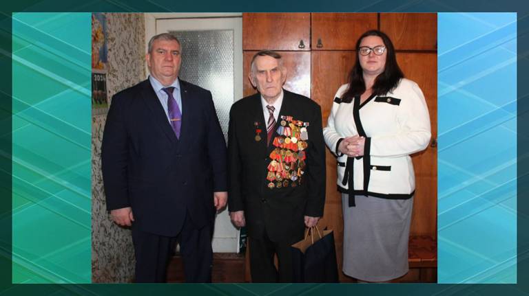 В Брасовском районе поздравили почётного ветерана Алексея Бузникова