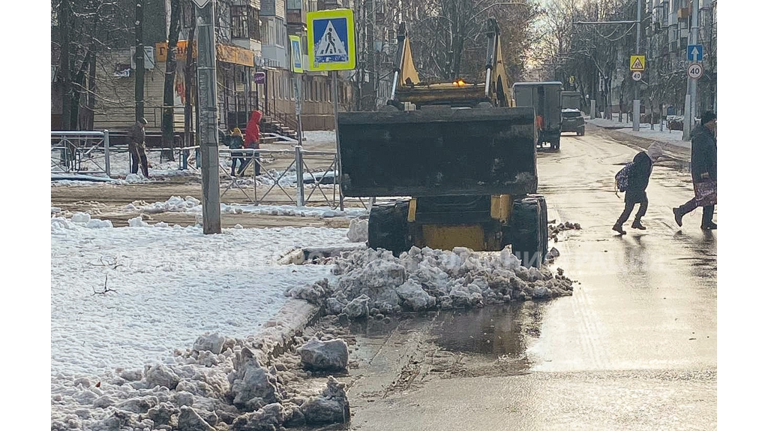 С утра снег с улиц Брянска вывозят 12 самосвалов