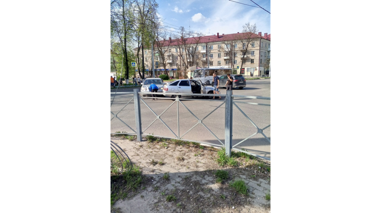 В центре Бежицы не поделили дорогу две легковушки
