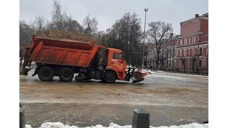 В Клинцах сотрудники МУП «Торговые ряды» вышли на борьбу с гололедом