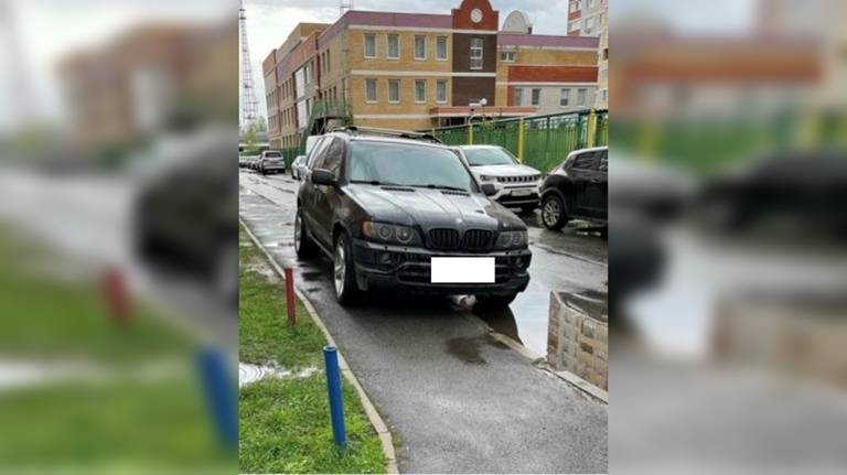 В Брянске водителя BMW оштрафовали за парковку на тротуаре