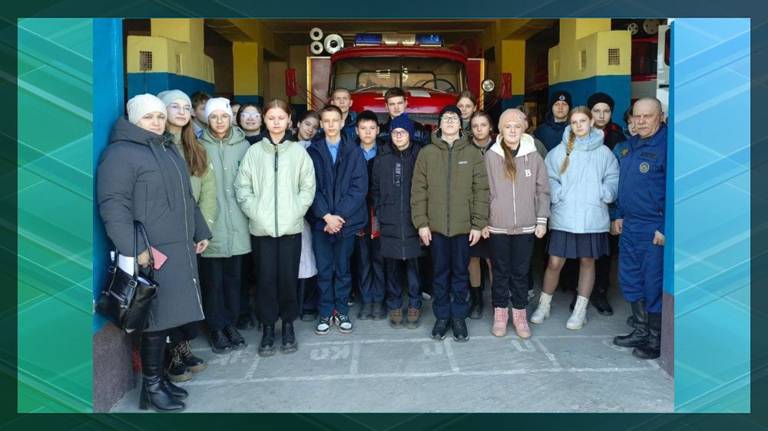 Для школьников из Севска организовали профтур в пожарную часть