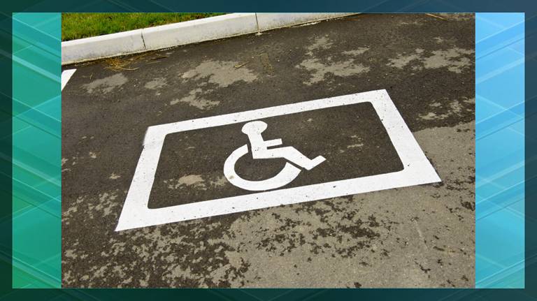 Жирятинская администрация забыла выделить на парковке место для инвалидов