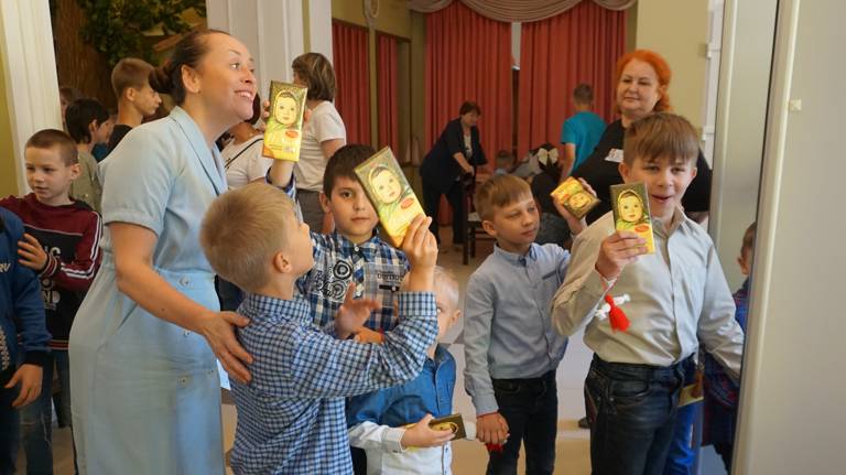 В Брянском театре кукол прошла благотворительная акция «Сказка в подарок»