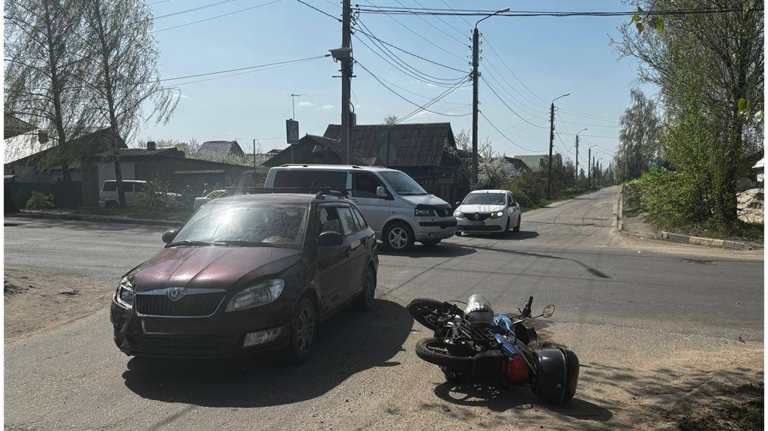 В Брянске водитель «Шкоды» отправил на больничную койку мопедиста