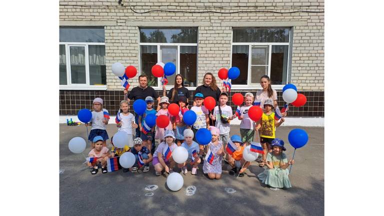 В Брянске судебные приставы провели праздник в детском саду «Подсолнушек»