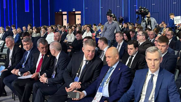 Губернатор Александр Богомаз поучаствовал в стратегической сессии на выставке-форуме «Россия»