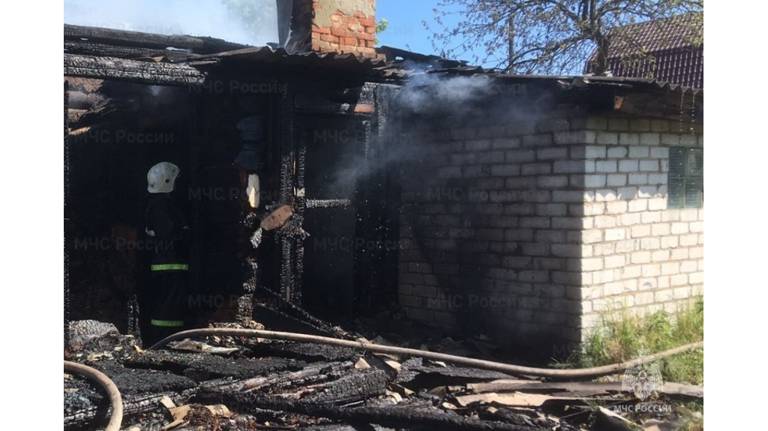Пожар в частном доме в Жуковке тушили четыре автоцистерны