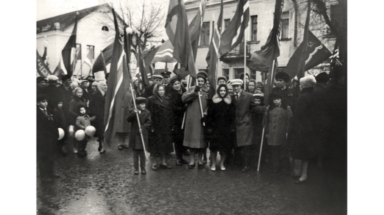 В соцсетях опубликовали кадры митинга на 7 ноября в Брянске 50-летней давности