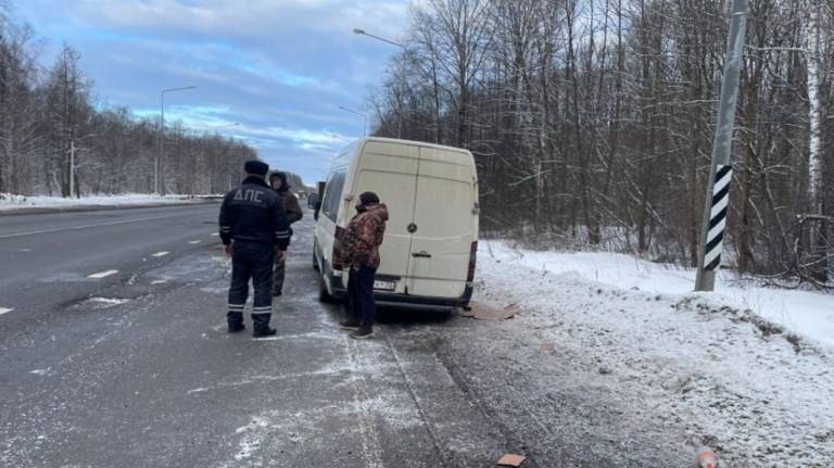 Орловские госавтоинспекторы пришли на помощь брянскому водителю