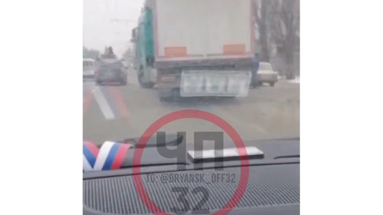 В Брянске на проспекте Московском произошло массовое ДТП с фурой