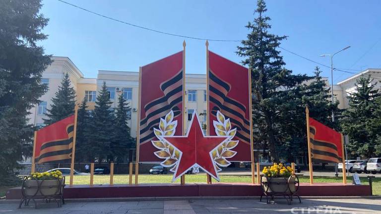 В Брянске на площади Ленина установили инсталляции с георгиевскими лентами