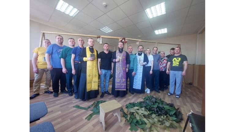 Священник благословил брянских волонтеров, плетущих маскировочные сети 