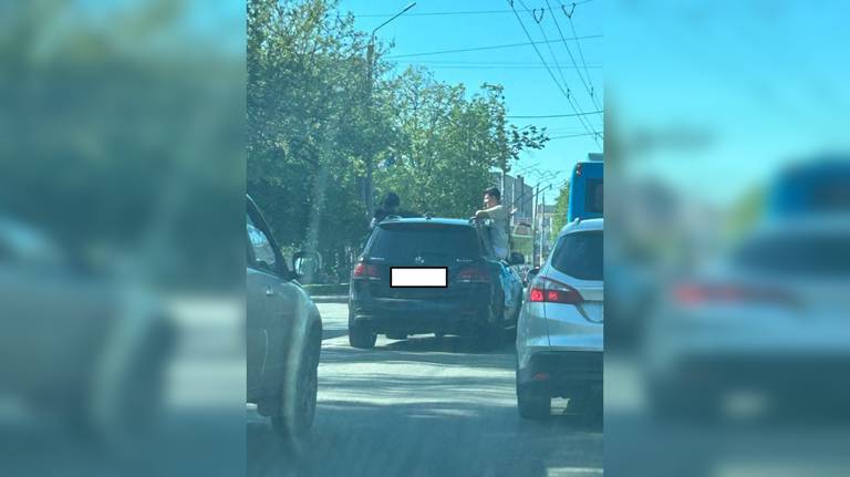 В Брянске москвича на Mercedes оштрафовали за высунувшихся из окон пассажиров