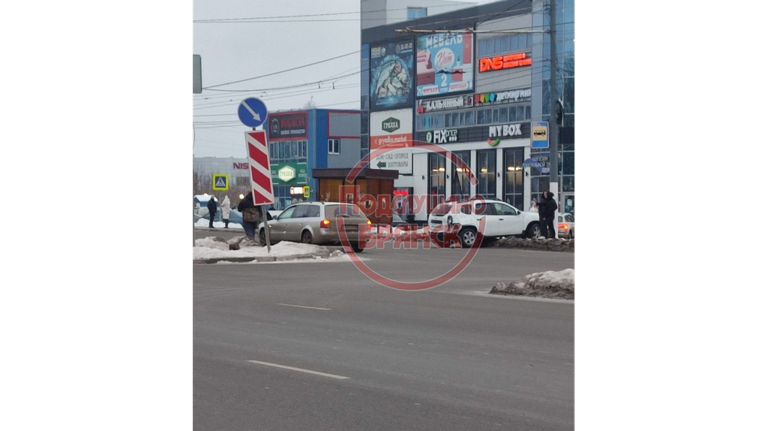 В Брянске на проспекте Станке Димитрова возле ТЦ «Океан» столкнулись две легковушки