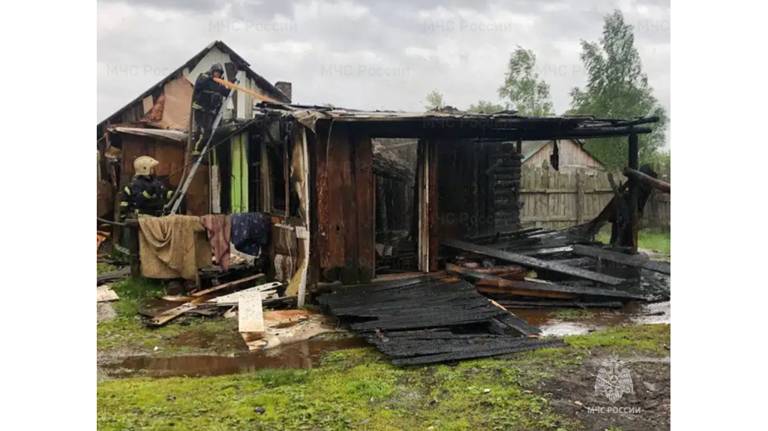 В Брянске в Радице-Крыловке сгорел жилой дом