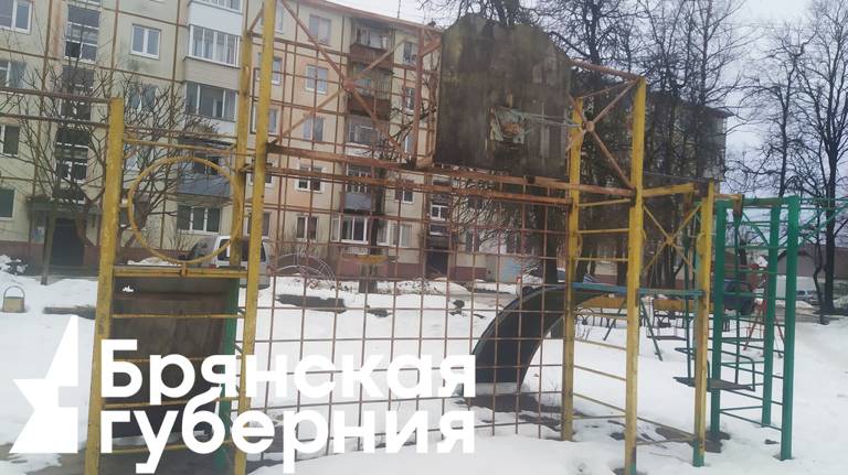 Жильцы дома №122 по улице Институтской пожаловались на ужасающее состояние детской площадки