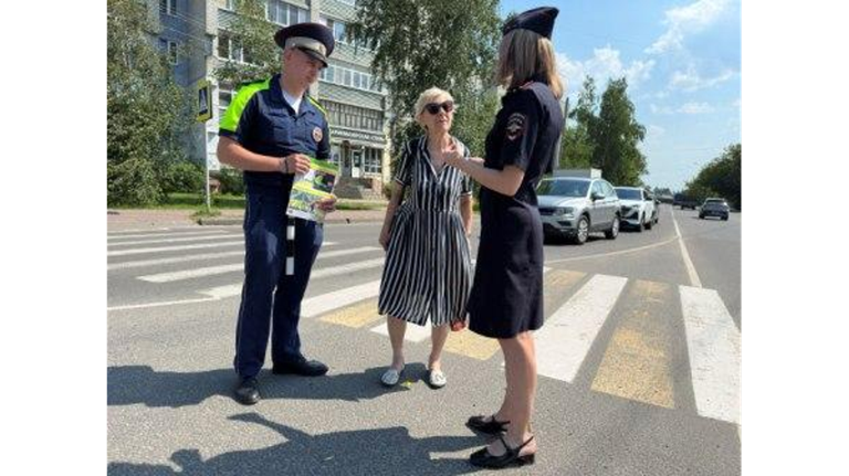 В Брянске на аварийном переходе пешеходам напомнили о ПДД