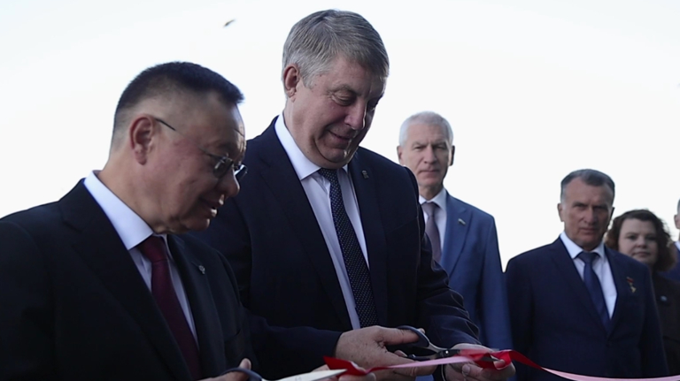 Министр Файзуллин с губернатором Богомазом открыли в Брянске новую школу Министр Файзуллин с губернатором Богомазом открыли в Брянске новую школу