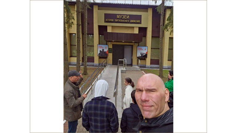Брянский депутат Николай Валуев посетил со своей семьей "Партизанскую поляну"