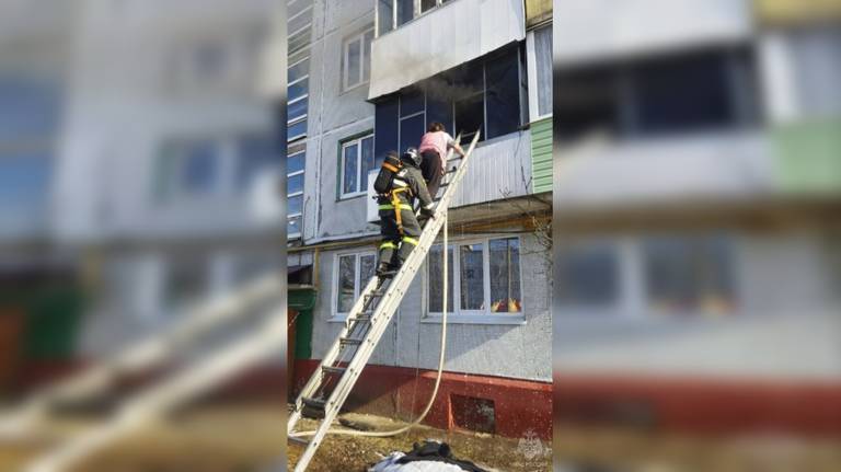 В брянском посёлке Дубровка из горящей квартиры спасли женщину