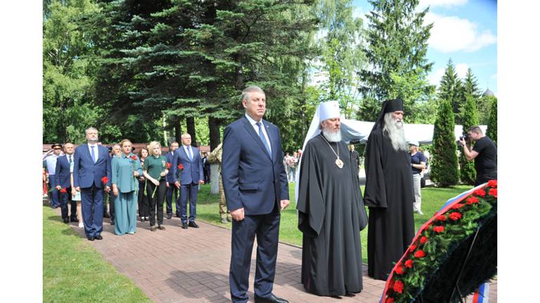 В День памяти и скорби брянский губернатор возложил цветы к могиле Неизвестного солдата