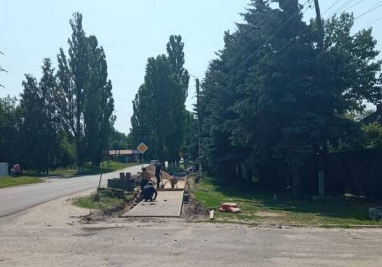 В Климово подходит к завершению благоустройство тротуара по улице Полевой