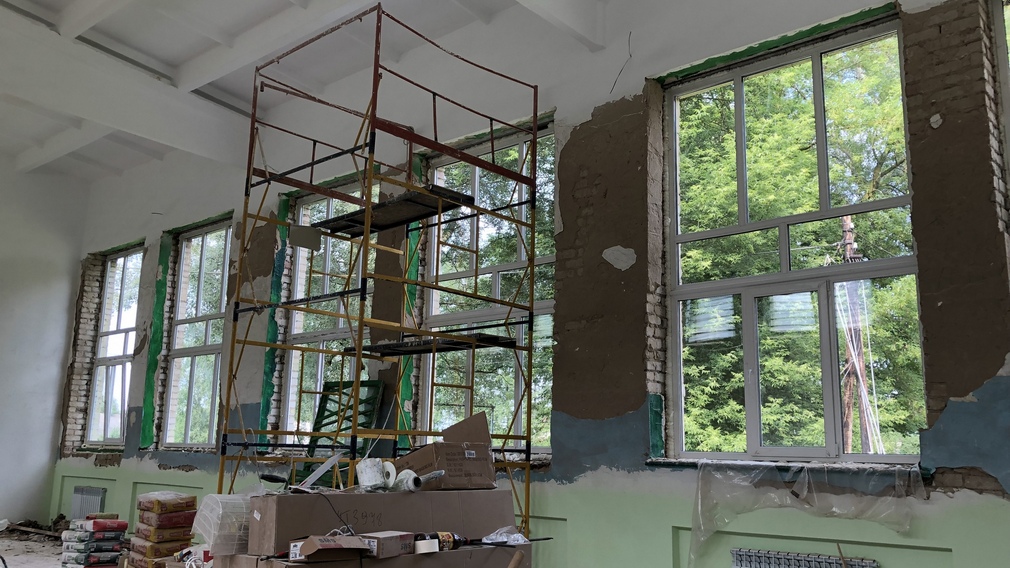 В Новоромановской школе Мглинского района Брянской области ремонтируют спортзал