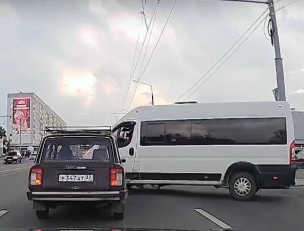 Водитель маршрутки едва не устроил ДТП на переулке Пилотов в Брянске