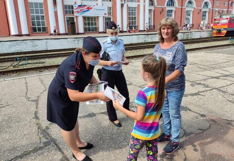 В Брянске на железнодорожном вокзале провели акцию «Безопасная дорога домой»