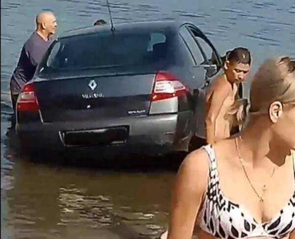 В Брянске обсуждают, как пьяная женщина чуть не утопила машину в Керамзитном озере